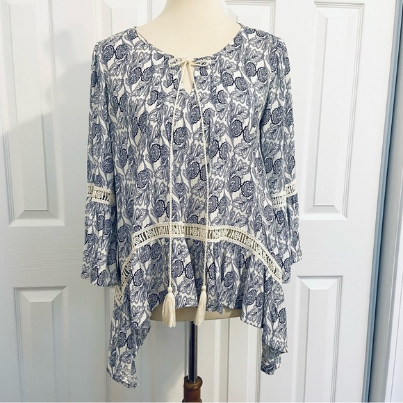 Umgee Navy Floral Boho Blouse Top Sharkbite Hem Bell Sleeve Crochet Womens Sz M - Picture 1 of 9